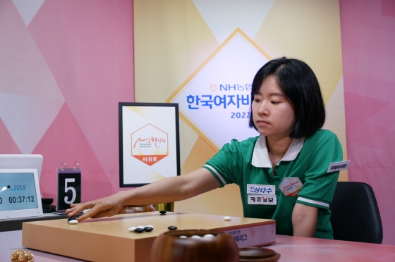 '신의 한 수'  김윤영